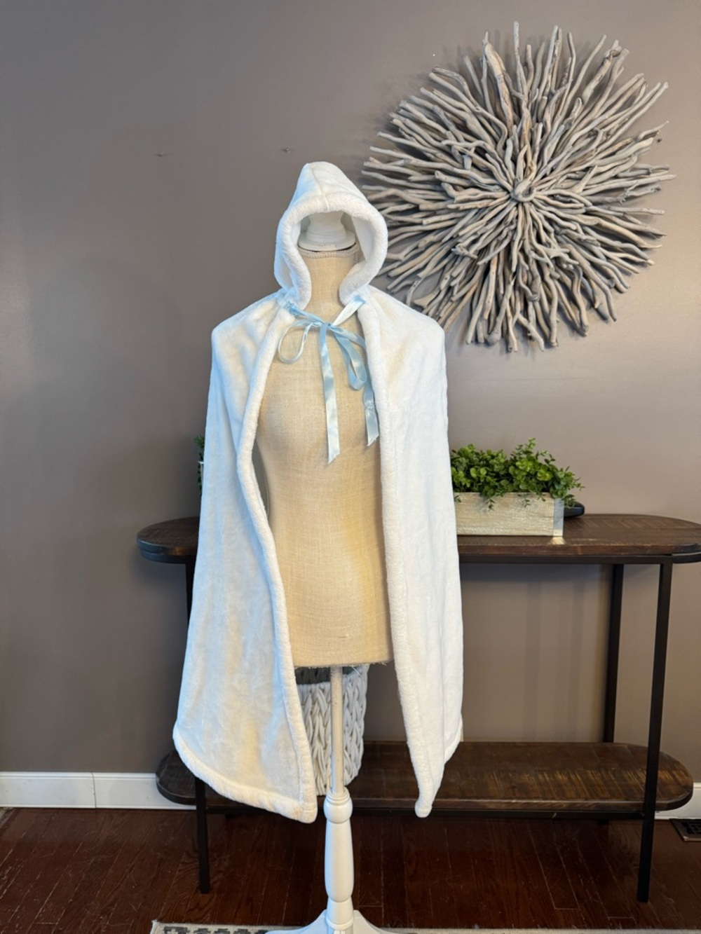 Girls handmade soft plush cape‎ with hood.  Halloween. Dress up.